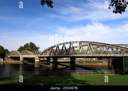 El puente ferroviario del río Witham, ciudad de Boston, condado de Lincolnshire, Inglaterra, Reino Unido Foto de stock