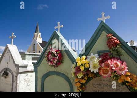 Coloridas criptas en el cementerio junto a la histórica y colorida Iglesia Católica de Santa Ana, Noord, Aruba.