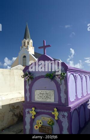 Coloridas criptas en el cementerio junto a la histórica y colorida Iglesia Católica de Santa Ana, Noord, Aruba.
