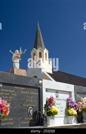 Nombres holandeses en criptas en el cementerio de la Iglesia de Santa Ana en Noord, Aruba.