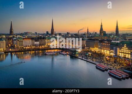 Horizonte de la puesta de sol de Hamburgo, Alemania a lo largo del lago Binnenalster