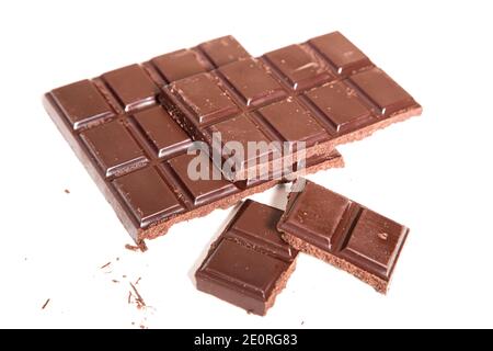 Tableta de chocolate rota aislada sobre fondo blanco. Vista superior Foto de stock