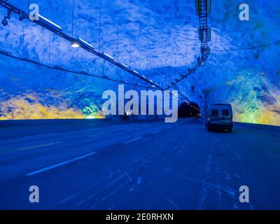 Túnel entre Aurland y Laerdal, Laerdalstunnelen, cuevas iluminadas permiten una parada en la región de Sognefjord, Noruega Foto de stock