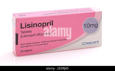 SWINDON, Reino Unido - 2 DE ENERO de 2021: Paquete de pastillas de Lisinopril. Fármaco inhibidor de la ECA utilizado en el tratamiento de la hipertensión sobre fondo blanco Foto de stock