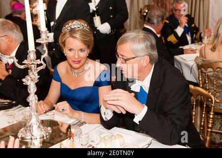 La Princesa Mathilde de Bélgica y el primer Ministro de Luxemburgo, Jean-Claude Juncker, se muestran una cena de gala en el Palacio Gran Ducal de Luxemburgo, después de la boda civil del Gran Duque Hereditario Guillaume de Luxemburgo y la condesa belga Stephanie de Lannoy, en la ciudad de Luxemburgo, Luxemburgo, el 19 de octubre de 2012. El Gran Duque hereditario de Luxemburgo, de 30 años, es el último príncipe hereditario de Europa en casarse, casándose con su novia condesa belga, de 28 años. Foto de Christian Aschman/Gran Corte Ducal/ABACAPRESS.COM