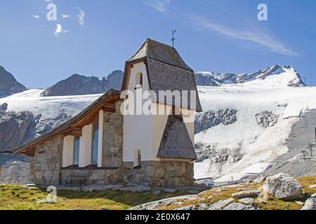La Iglesia de la Montaña cerca de Rettenbachferner fue construida en UN Magnífico paisaje Alpino Foto de stock
