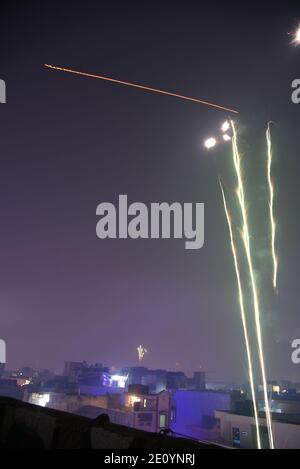 Fuegos artificiales del cielo asombroso cielo volado durante la celebración religiosa India Diwali / Depawali en Nueva Delhi, India Foto de stock