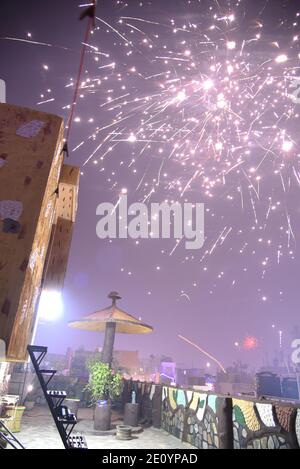 Fuegos artificiales del cielo asombroso cielo volado durante la celebración religiosa India Diwali / Depawali en Nueva Delhi, India Foto de stock