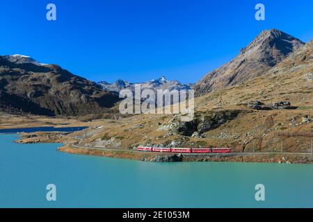 Tren Rhaetiano en el Paso Bernina, Grisons, Suiza, Europa Foto de stock