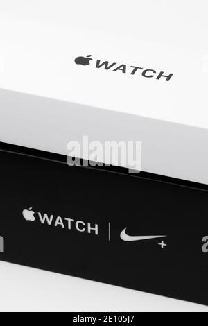 Apple Watch y Apple Watch Nike plus boxes, blanco y negro, aislados sobre  el fondo blanco. Proceso de desempaquetado. Diciembre de 2020, San  Francisco, EE.UU Fotografía de stock - Alamy