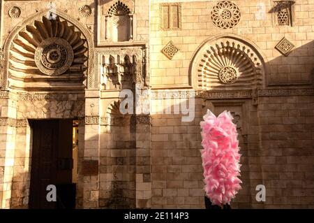 Vendedor de canddy de algodón fuera de la Mezquita al Aqmar, Sharia Moez al DIN Alá, cerca del famoso bazar Khan el Khalili en el Cairo. Foto de stock