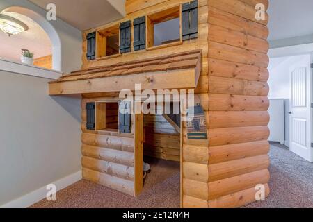 Construido en una cabaña de madera de dos pisos como casa de juegos para  los niños dentro de la casa residencial Fotografía de stock - Alamy