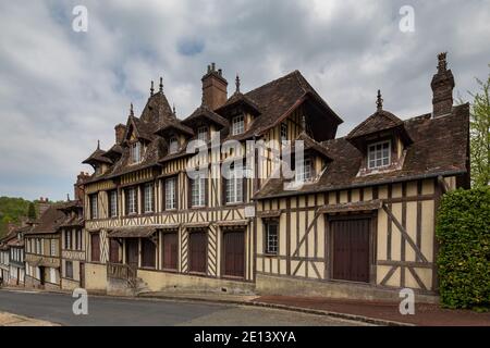 Casa de madera enmarcada donde el compositor Maurice Ravel vivió en Lyon la foret, Alta Normandía, Francia Foto de stock