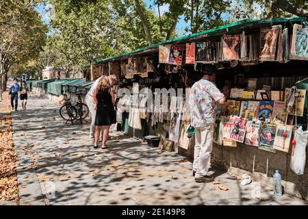 París (Francia): Vendedor de libros de segunda mano en el muelle “quai de la Tournelle” en el distrito 5 (distrito) Foto de stock