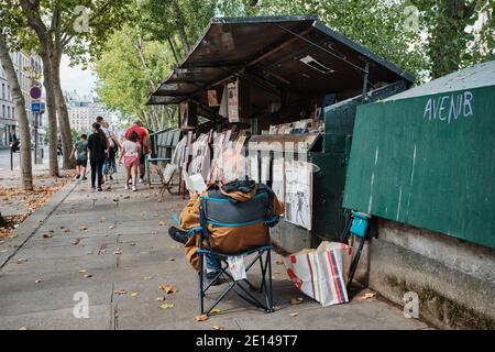 París (Francia): Vendedor de libros de segunda mano en el muelle “quai de la Tournelle” en el distrito 5 (distrito) Foto de stock