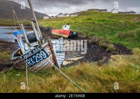 South Harris, Isla de Lewis y Harris, Escocia: Viejos barcos de pesca varados en marea baja