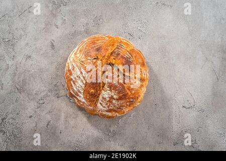 Plano. Pan recién horneado de masa fermentada de trigo con marcas de la cesta de pan a prueba.