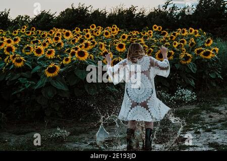 Mujer morena en Sunflower Field, Reino Unido