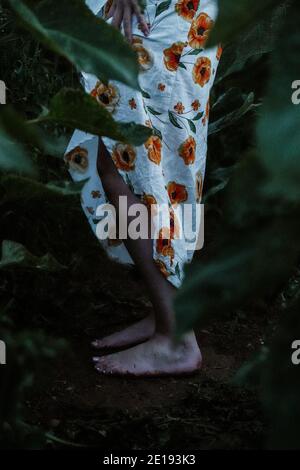 Mujer morena en Sunflower Field, Reino Unido