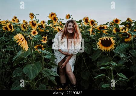 Mujer morena en Sunflower Field, Reino Unido