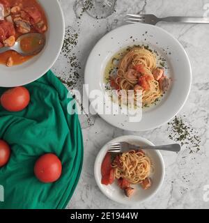 Salmón y tomates rojos espaguetis Foto de stock