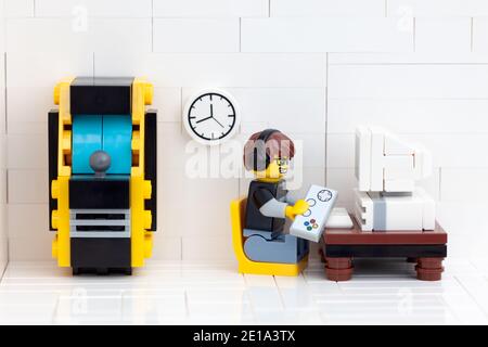 Tambov, Federación Rusa - 03 de enero de 2021 Lego jugador minifigure sentado detrás de un ordenador y jugando videojuegos. Foto de stock