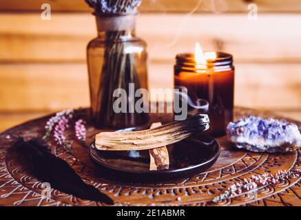 Palo santo stick smoldering en soporte sobre mesa de madera Fotografía de  stock - Alamy