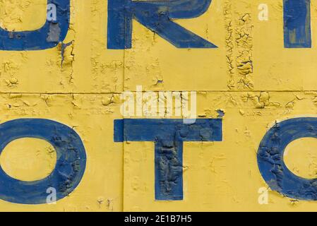 Tipografía vintage en un fondo abstracto de textura de pared con letras gráficas de color azul oscuro.