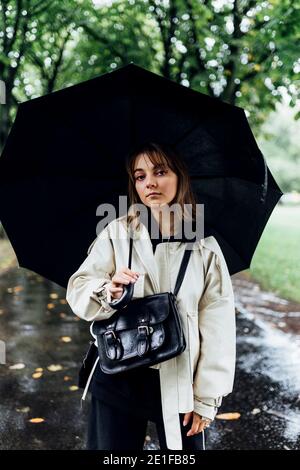 mujer con paraguas en un día lluvioso Foto de stock