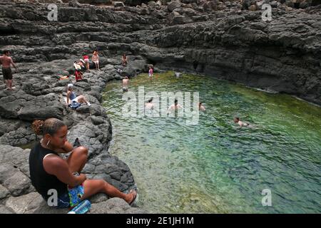 Buracona, el Ojo Azul, piscinas naturales de lava es una verdadera atracción en la isla de SAL, Cabo Verde. Foto de stock