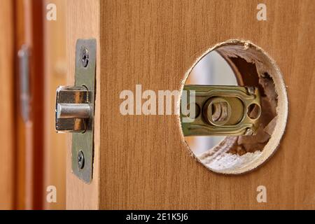 Instalación de un asa con cierre de pestillo para una puerta interior  Fotografía de stock - Alamy
