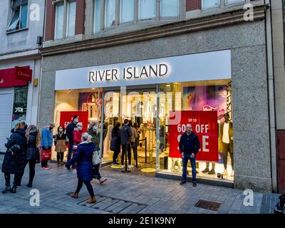 Belfast, Irlanda del Norte - 19 de diciembre de 2020: La entrada principal a la tienda de ropa River Island en Belfast.