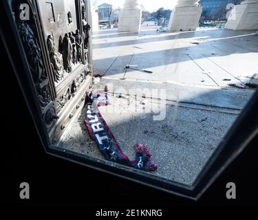 Washington, Estados Unidos. 07 de enero de 2021. Una vista de los escombros dejados fuera de una puerta externa en el segundo piso del Capitolio, como parte de los daños causados por la protesta. Crédito: SOPA Images Limited/Alamy Live News