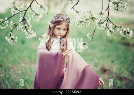 Hermosa mystic elf en elegante vestido de flores en el bosque Fotografía de  stock - Alamy