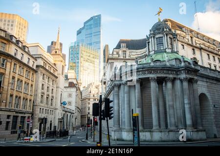 LONDRES- Banco de Inglaterra frente a la Ciudad de Londres.
