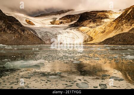 Hielo, glaciares y costa de Hamilton Bay, Svalbard Foto de stock