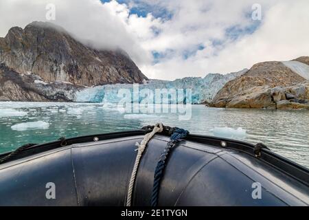 Hielo, glaciares y costa de Hamilton Bay, Svalbard Foto de stock