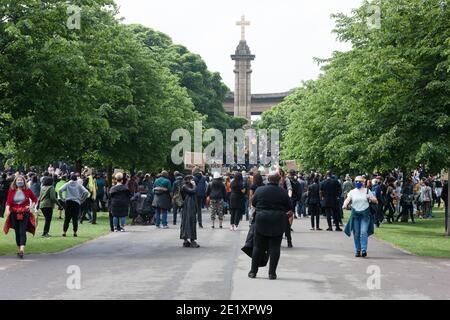 Huddersfield, Reino Unido - Junio de 13 2020: Los manifestantes antirracistas se reúnen frente al monumento conmemorativo de ambas guerras mundiales en Huddersfield. Foto de stock