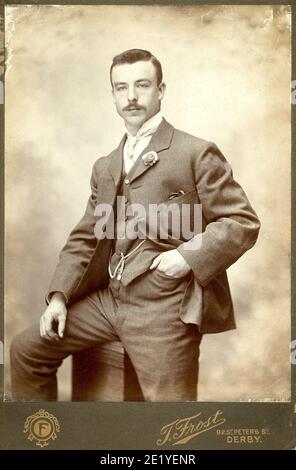 Retrato de un joven dapper con un traje inteligente con un agujero de butongo. Tal vez una fotografía de boda. De la original 1890 Cabinet Card de Thomas Frost de Derby (muerto en 1949).