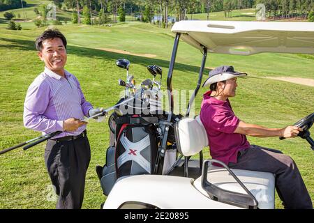 Campo de golf Alabama Greenville Cambrian Ridge, ruta de golf Robert Trent Jones, golfista asiático hombre amigos carrito eléctrico palos bolsa, Foto de stock