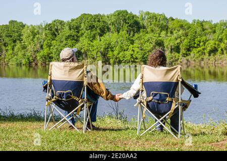 Alabama Monroeville Isaac Creek Campground, Claiborne Lake Alabama River Lakes paisaje acuático, hombre mujer pareja mujer relajante sujetando las manos,