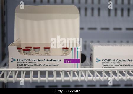 Viales de la vacuna COVID-19 vacuna Oxford-AstraZeneca embalados en nevera en el centro de vacunación Stevenage, Reino Unido Foto de stock