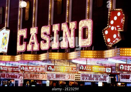 Cartel de neón del casino en Fremont Street en el centro de las Vegas, Nevada