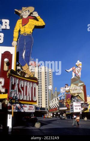Coloridos carteles y casinos en Fremont Street en el centro de las Vegas, Nevada