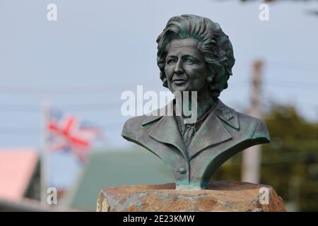 Busto de la (ex) primera ministra Margaret Thatcher, fuera de la Casa de Gobierno, Port Stanley, Falklands, 4th de abril de 2015 Foto de stock