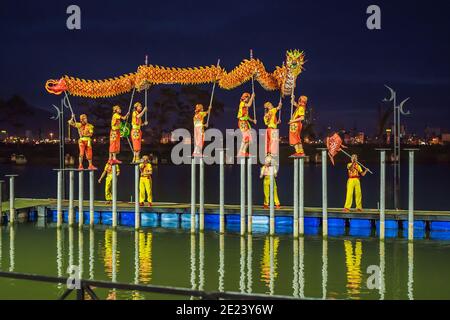 Da Nang, Vietnam, 25 de diciembre de 2020: Los acróbatas realizan un espectáculo de baile de leones durante las competiciones de baile conmemoradas a las celebraciones del año Nuevo Chino Foto de stock