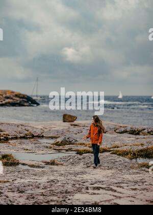 Chica caminando en el mar Foto de stock