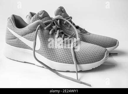 Zapatillas nike grises Imágenes de stock en blanco negro - Alamy