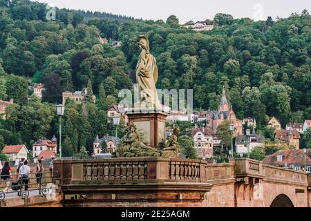 Heidelberg, Alemania - 1 de agosto de 2020: Escultura de la diosa romana Minerva en el puente viejo después de la puesta de sol Foto de stock