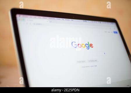 Sitio web del motor de búsqueda de Google en la pantalla del ordenador Foto de stock